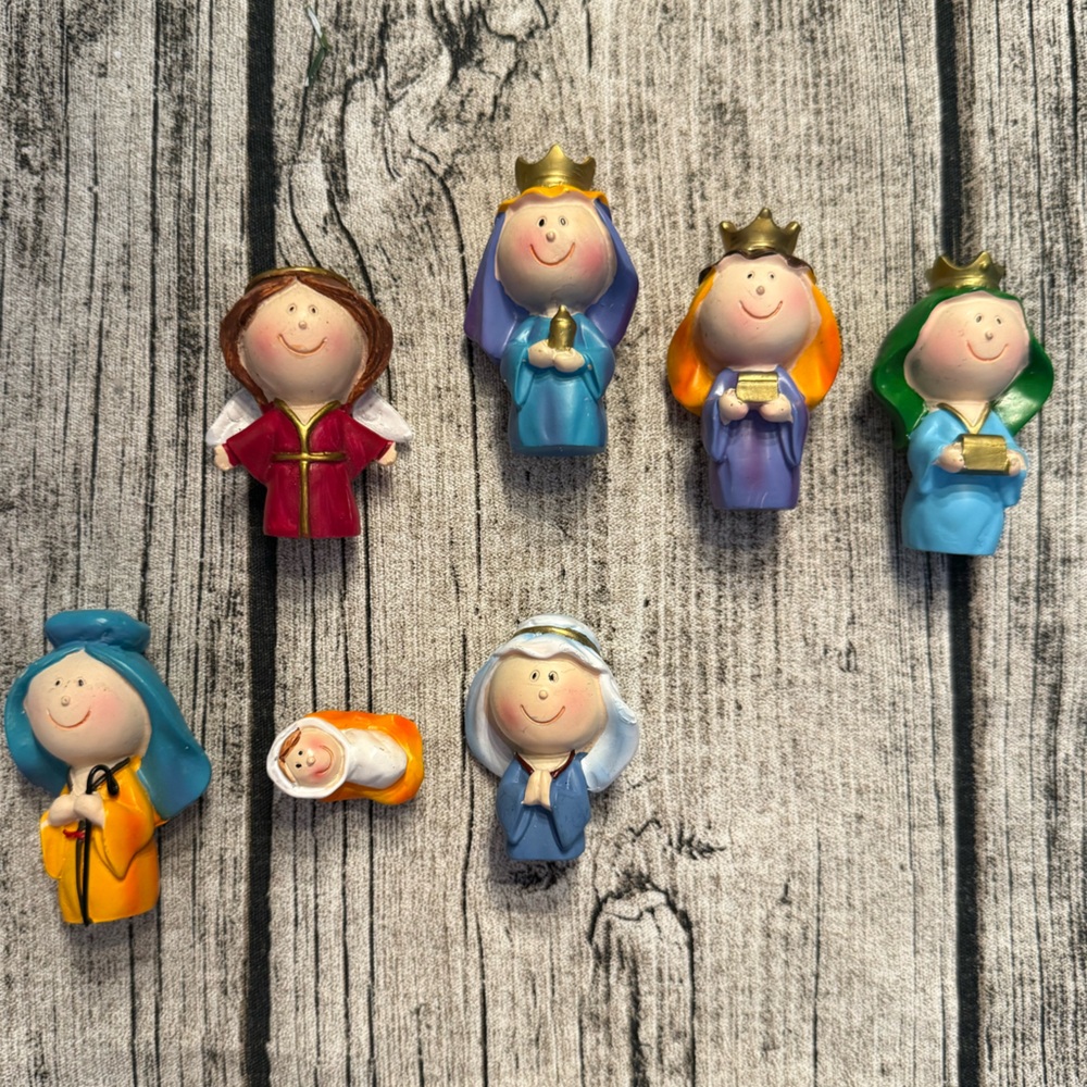 NEW. Adorable nativity figurine set - 6 pieces
